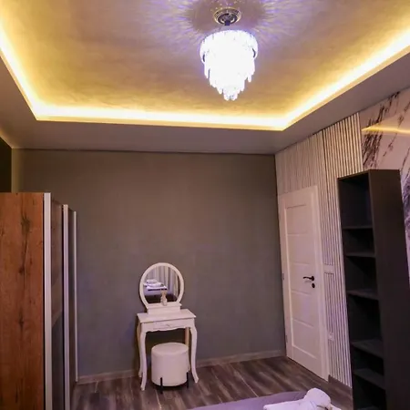 Апартаменти The Sunrise And The Sunset - Luxury 2br With Mineral Pool & Parking